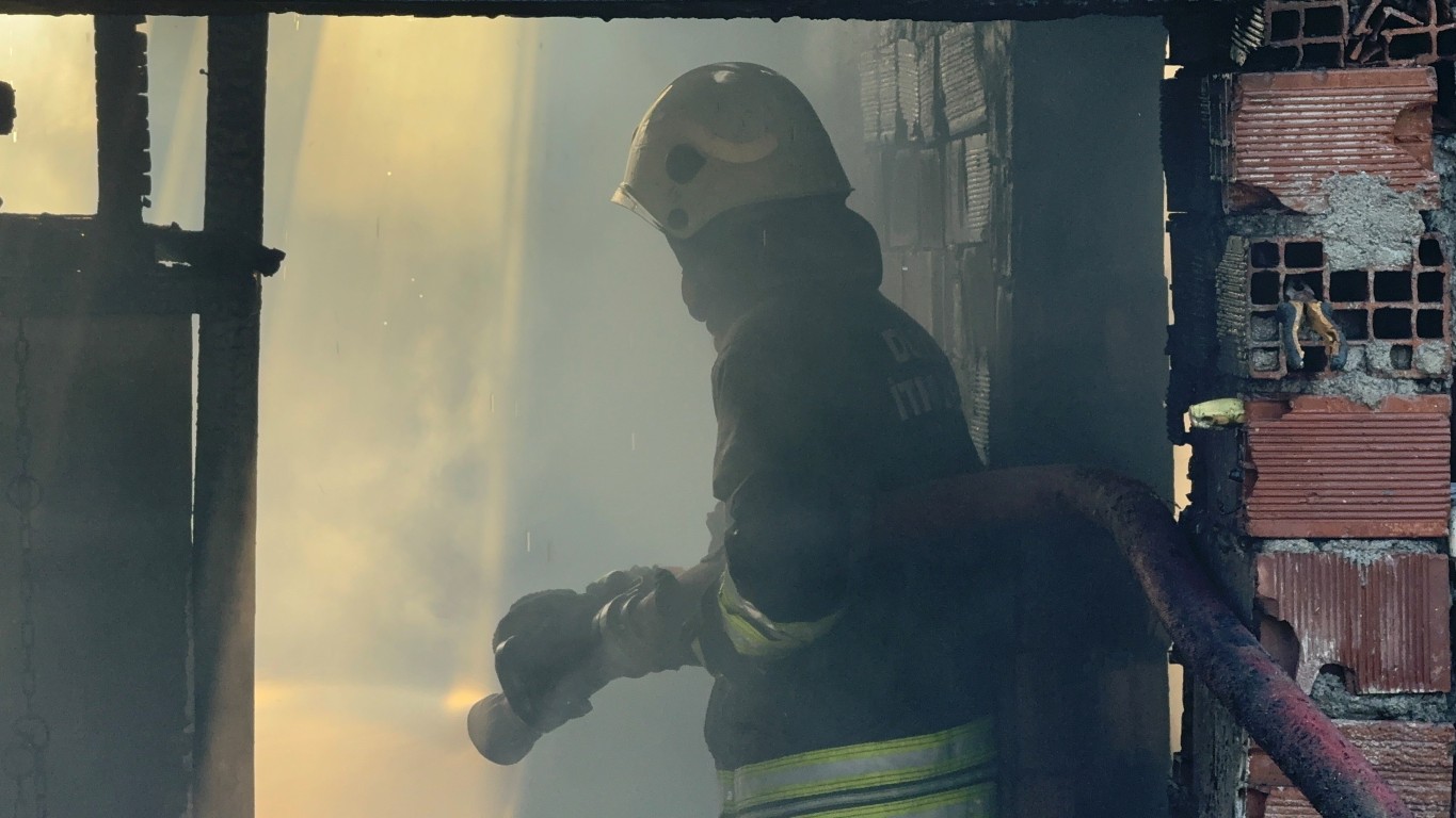 Yangına itfaiye eri alevlere böyle müdahale etti! 