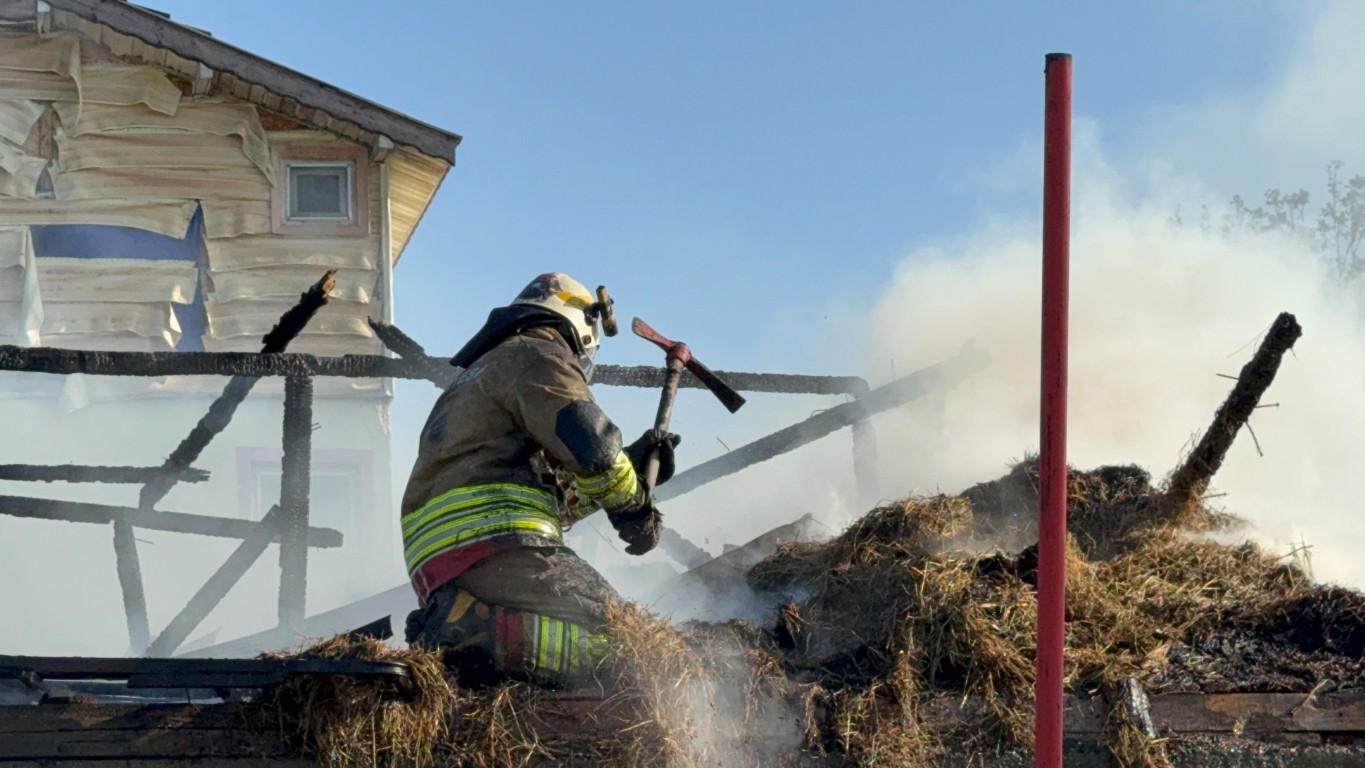 Yangına itfaiye eri alevlere böyle müdahale etti! 