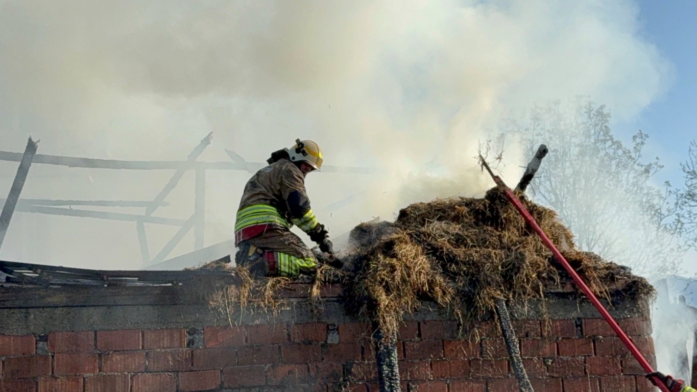 Yangına itfaiye eri alevlere böyle müdahale etti! 