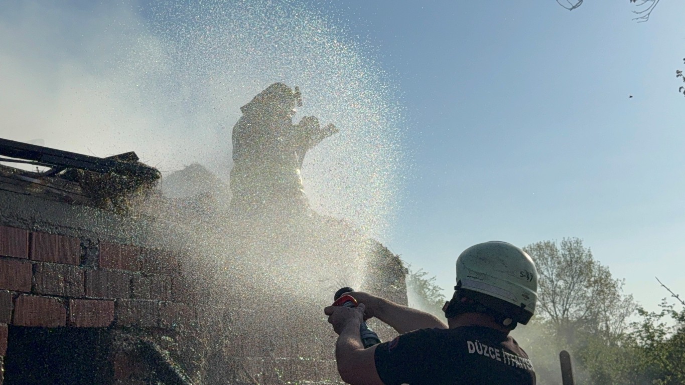 Yangına itfaiye eri alevlere böyle müdahale etti! 