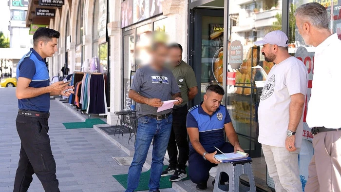 Sigara izmariti atan kişileri tespit ederek haklarında cezai işlem uyguluyor.