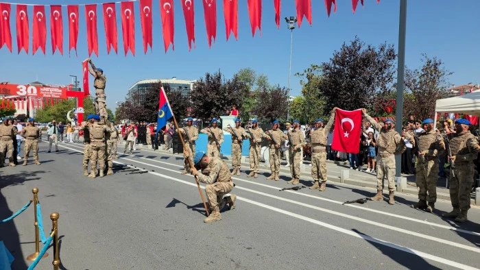 D&uuml;zce'de Komandoların g&ouml;sterisi coşkuyla izlendi