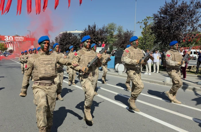 D&uuml;zce'de Komandoların g&ouml;sterisi coşkuyla izlendi