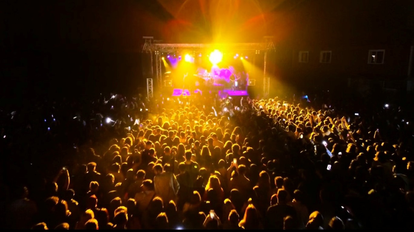 Düzce’de konserde gençler doyasıya eğlendi! 