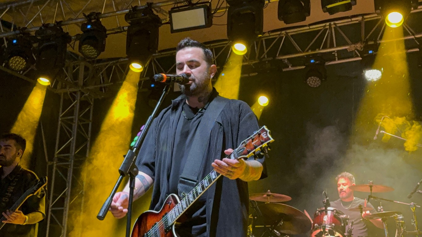 Düzce’de konserde gençler doyasıya eğlendi! 