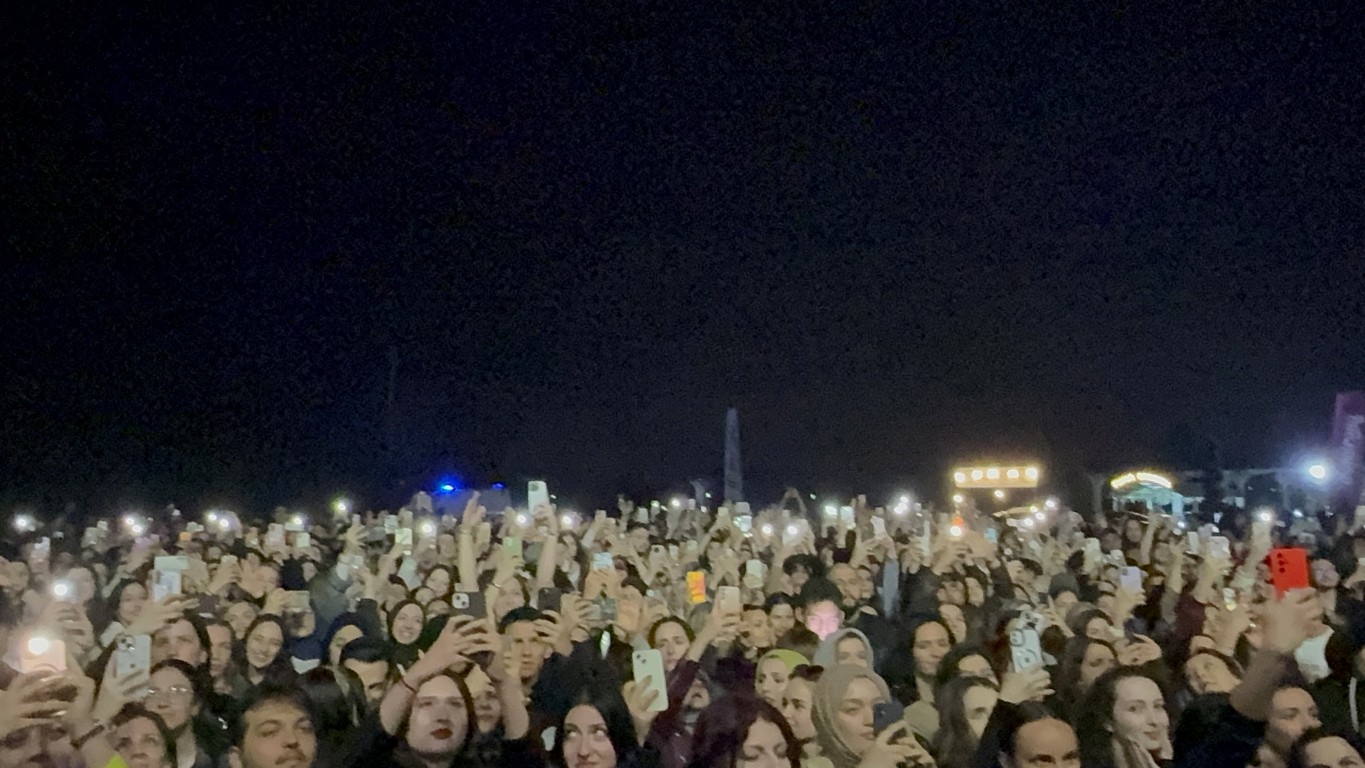 Düzce’de konserde gençler doyasıya eğlendi! 