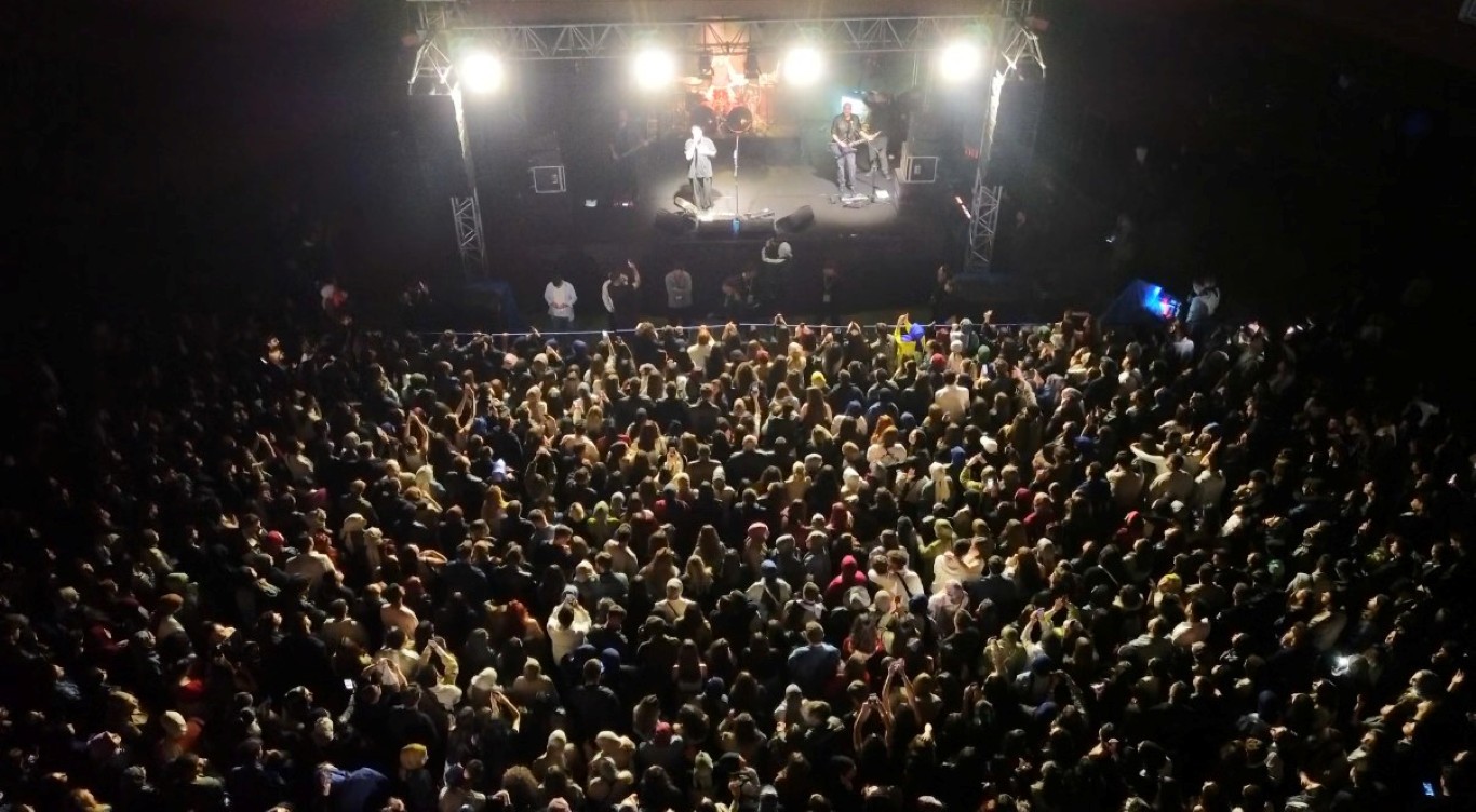 Düzce’de konserde gençler doyasıya eğlendi! 