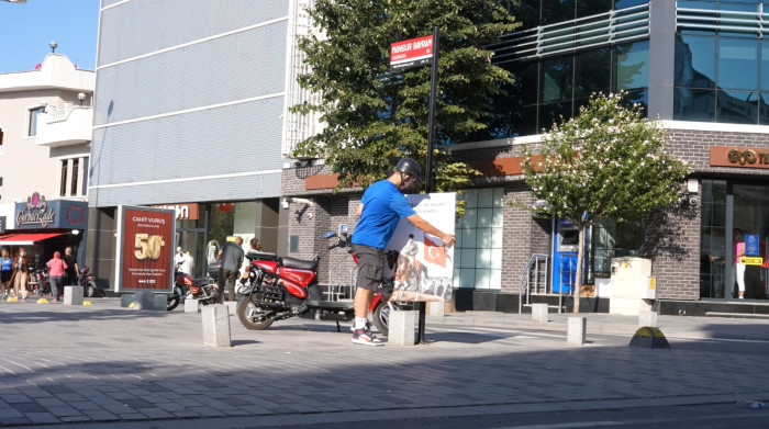 Düzcelinin bayrak hassasiyeti kameralara yansıdı!