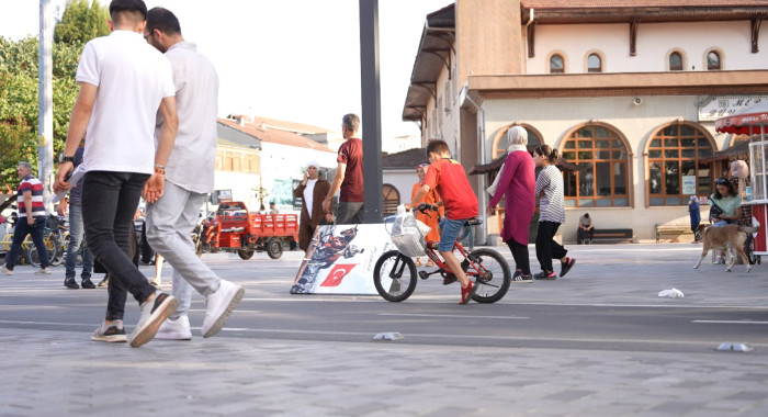 Düzcelinin bayrak hassasiyeti kameralara yansıdı!