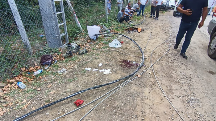 Elektrik hattı çeken işçiler akıma kapıldı