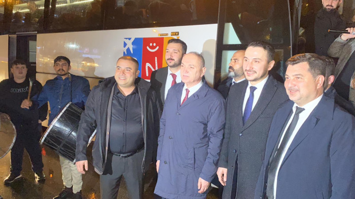 Faruk Özlü’ye AK Partililerden gişelerde karşılama