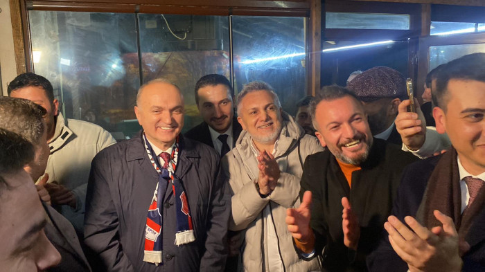 Faruk Özlü’ye AK Partililerden gişelerde karşılama