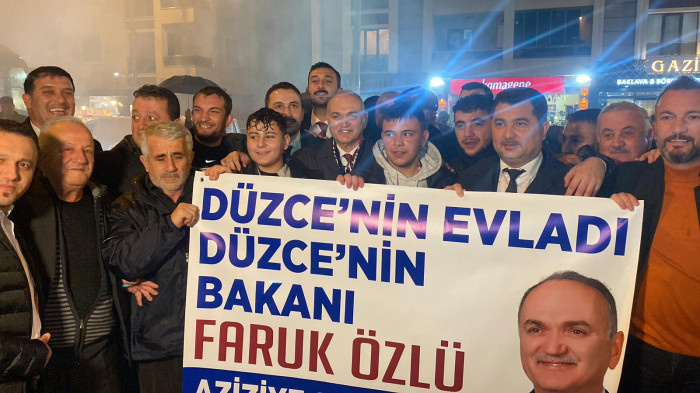 Faruk Özlü’ye AK Partililerden gişelerde karşılama