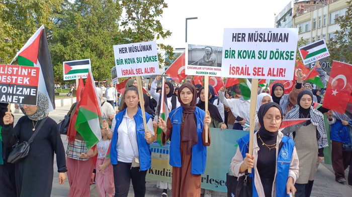 Filistin'e destek için çocuklar 1 kilometrelik resim yaptı