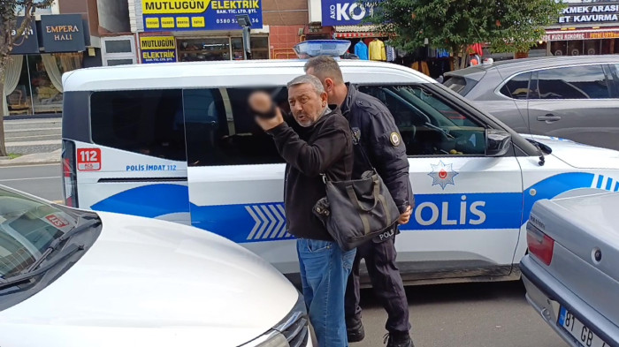 Bakmayın hareketine abi dini kitap satıyor! Allah'ın isimlerinde 10 tanesini sayamadı! Gazetecilere hareket çekti!