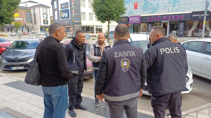Bakmayın hareketine abi dini kitap satıyor! Allah'ın isimlerinde 10 tanesini sayamadı! Gazetecilere hareket çekti!