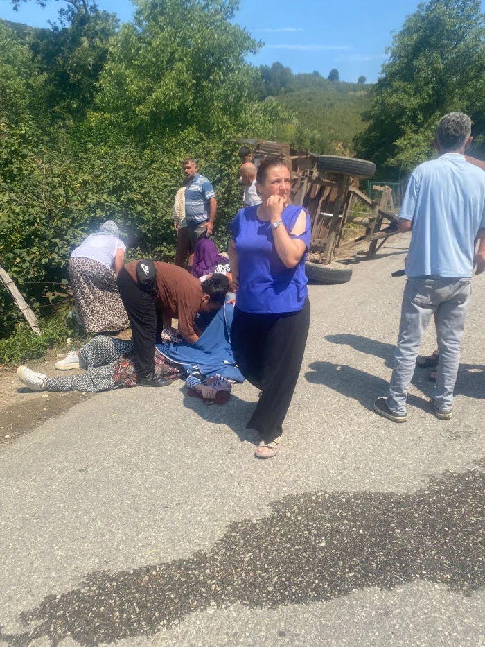 Fındık işçilerini taşıyan traktör devrildi: 8 yaralı