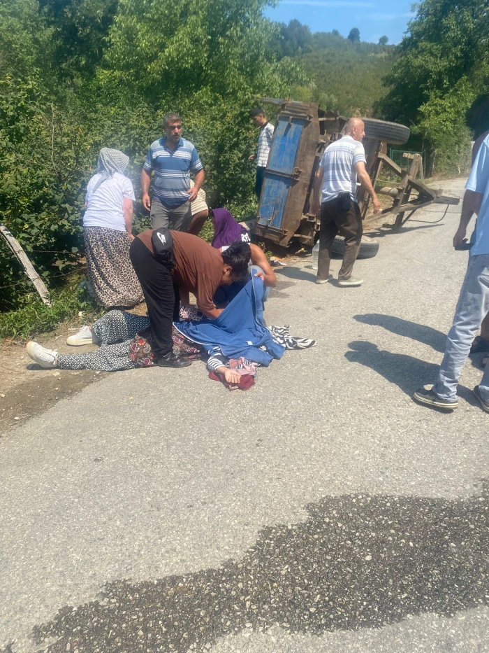 Fındık işçilerini taşıyan traktör devrildi: 8 yaralı