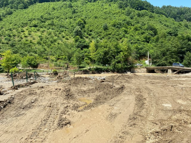 Fındıklı Aksu köyü İçler Acısı Sel Suları 4 evi, 5 Ahırı Yıktı