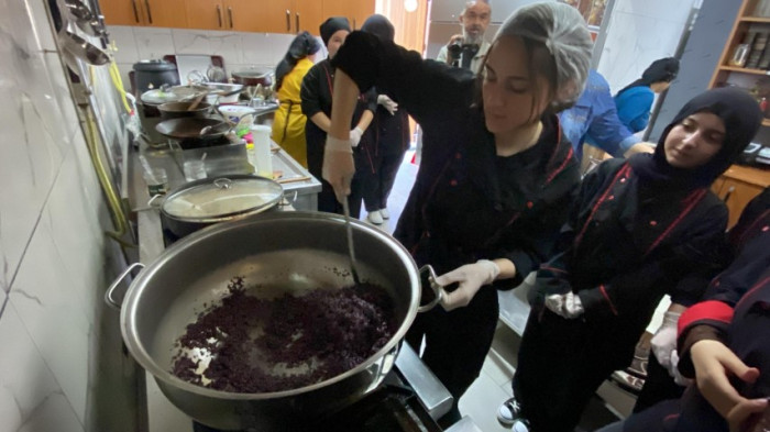 Geleceğin aşçıları siyah pirinç pilavını öğrendi