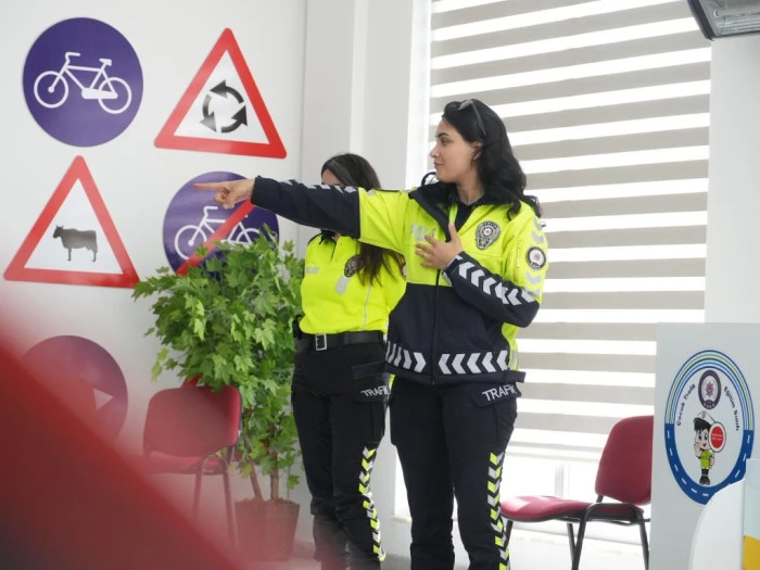 Geleceğin s&uuml;r&uuml;c&uuml;leri trafik eğitim parkuru&rsquo;nda