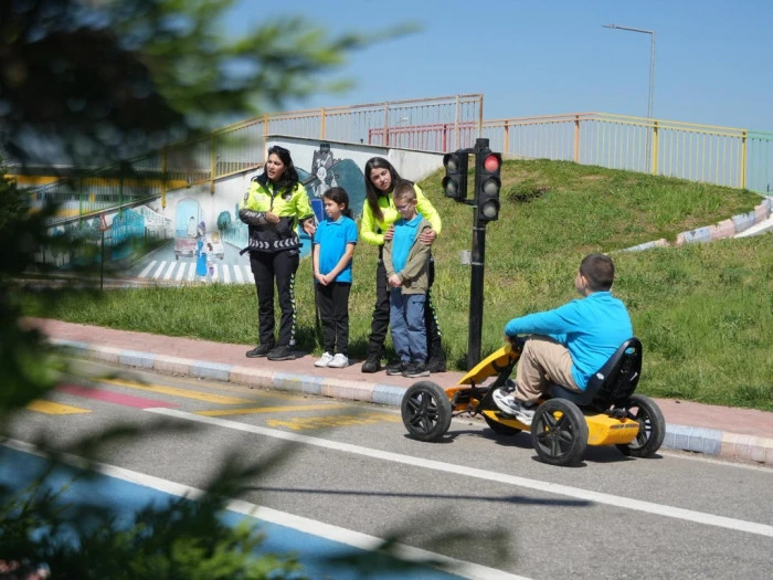 Geleceğin s&uuml;r&uuml;c&uuml;leri trafik eğitim parkuru&rsquo;nda