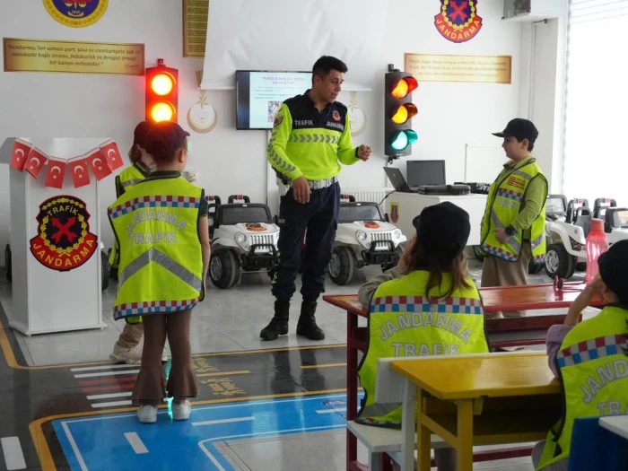 Geleceğin s&uuml;r&uuml;c&uuml;leri trafik eğitim parkuru&rsquo;nda