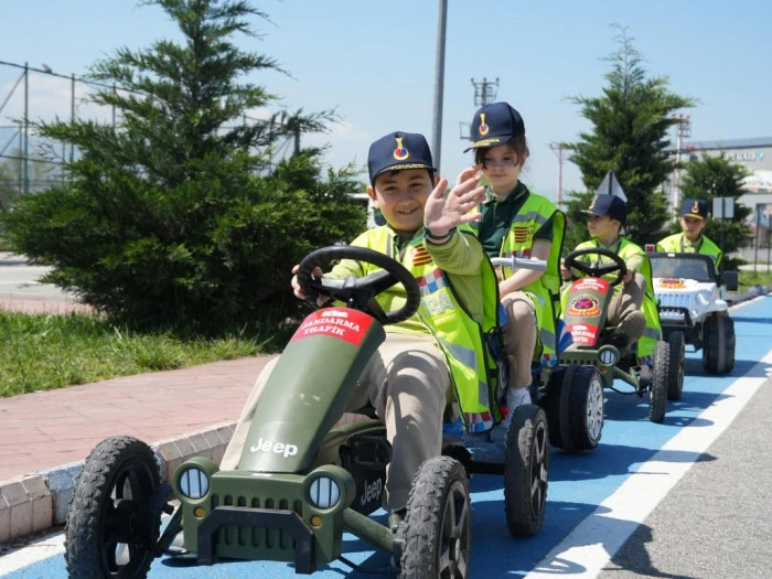 Geleceğin s&uuml;r&uuml;c&uuml;leri trafik eğitim parkuru&rsquo;nda