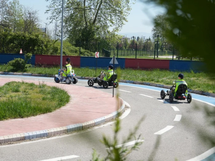 Geleceğin s&uuml;r&uuml;c&uuml;leri trafik eğitim parkuru&rsquo;nda