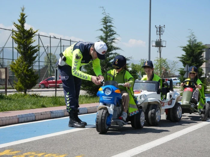 Geleceğin s&uuml;r&uuml;c&uuml;leri trafik eğitim parkuru&rsquo;nda
