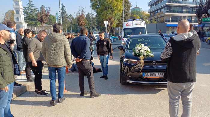 Düğün için süslenen gelin arabası yolun karşısına geçmek isteyen yayaya çarptı