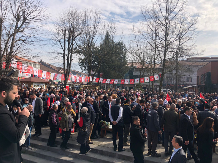 Güloğlu gözyaşlarını tutamadı hem ağlattı hem bağrına bastı.