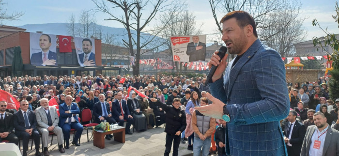 Güloğlu gözyaşlarını tutamadı hem ağlattı hem bağrına bastı.
