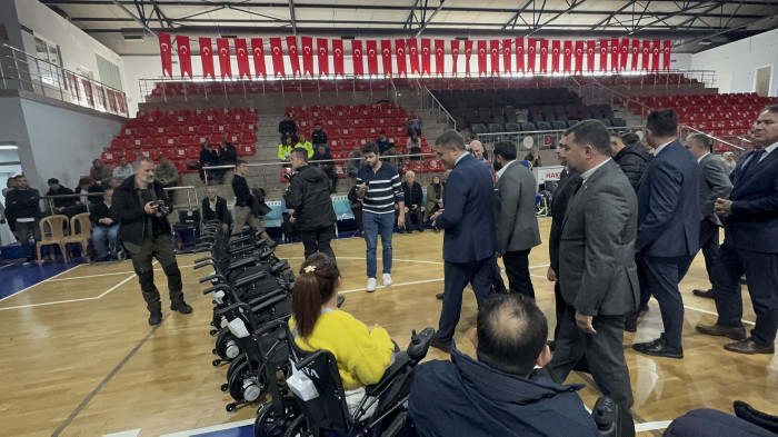 Düzce’de 40 engelli vatandaşa akülü sandalye hediye edildi