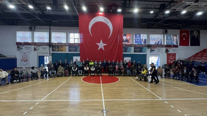 Düzce’de 40 engelli vatandaşa akülü sandalye hediye edildi