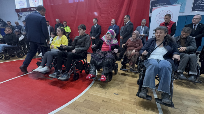 Düzce’de 40 engelli vatandaşa akülü sandalye hediye edildi