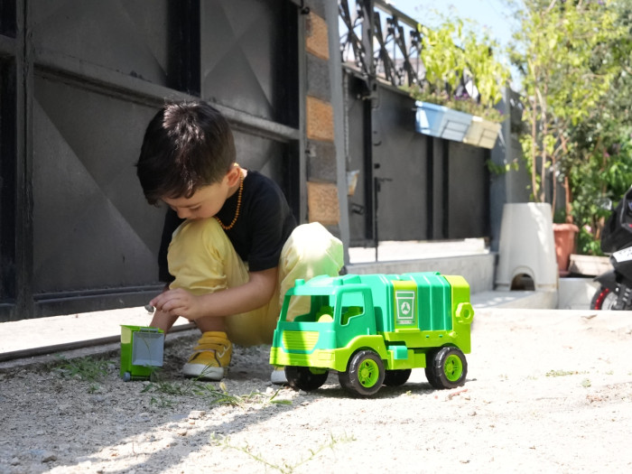 Minik Ata’nın çöp kamyonu ilgisi