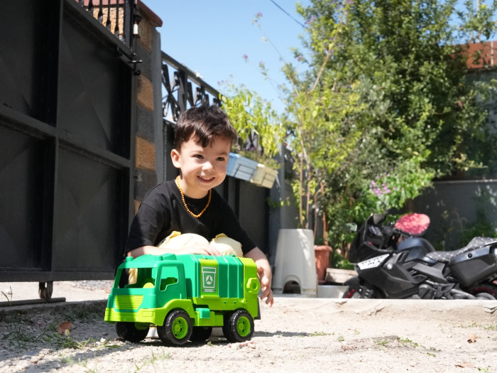 Minik Ata’nın çöp kamyonu ilgisi