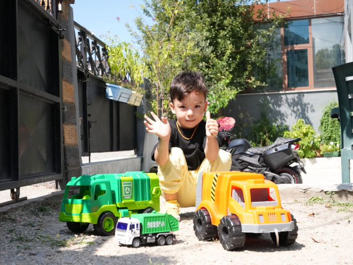 Minik Ata’nın çöp kamyonu ilgisi