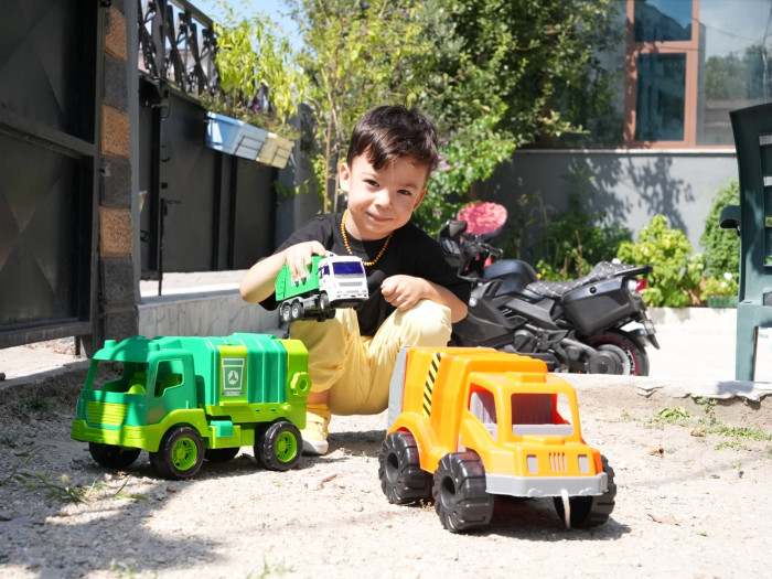 Minik Ata’nın çöp kamyonu ilgisi