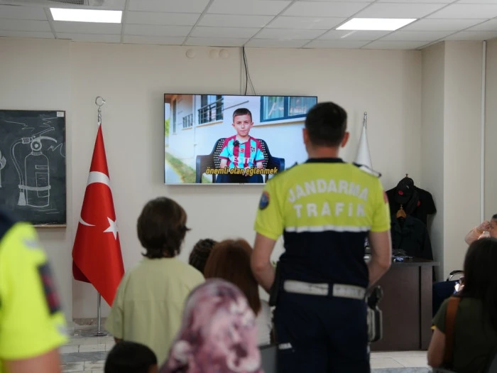 BAZI KAHRAMANLAR PELERİN TAKMAZ, &Uuml;NİFORMA GİYER