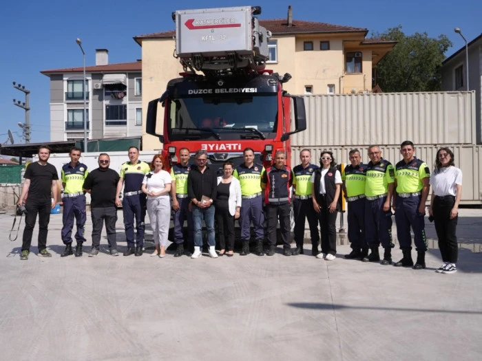 BAZI KAHRAMANLAR PELERİN TAKMAZ, &Uuml;NİFORMA GİYER