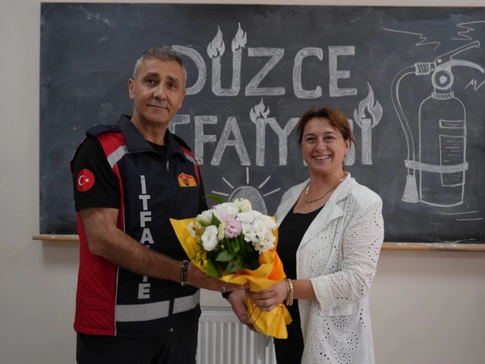 BAZI KAHRAMANLAR PELERİN TAKMAZ, &Uuml;NİFORMA GİYER