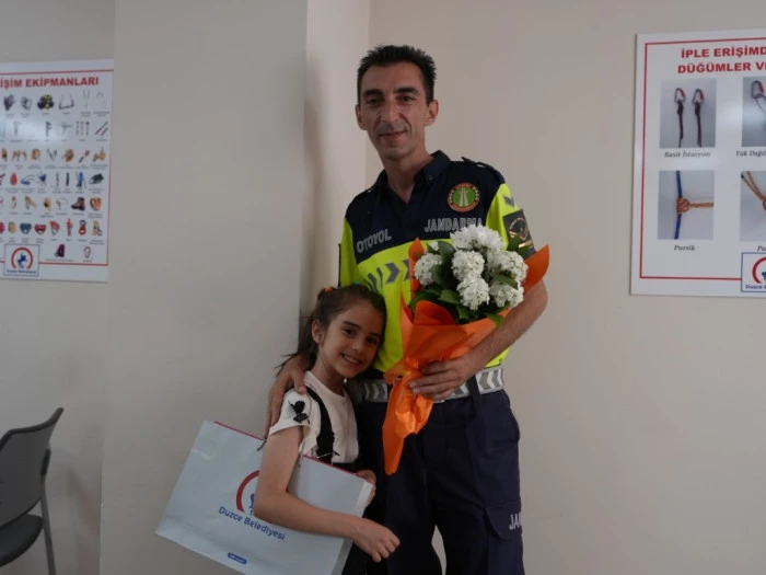 BAZI KAHRAMANLAR PELERİN TAKMAZ, &Uuml;NİFORMA GİYER
