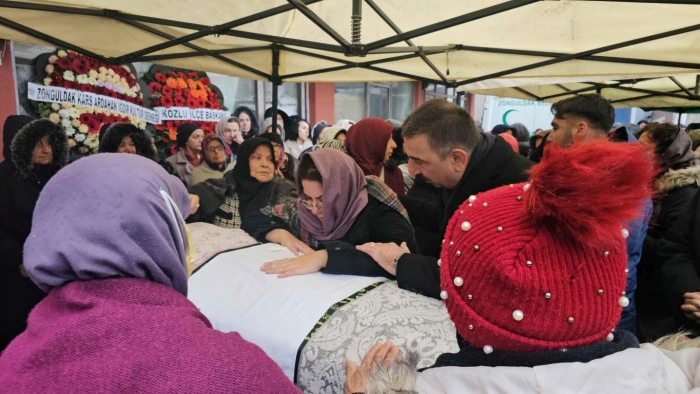 Yediği elma nefes borusuna ka&ccedil;an 45 yaşındaki g&uuml;venlik g&ouml;revlisi kadın 10 yıl &ouml;nce de oğlunu kazada kaybetmiş