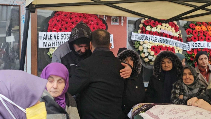 Yediği elma nefes borusuna ka&ccedil;an 45 yaşındaki g&uuml;venlik g&ouml;revlisi kadın 10 yıl &ouml;nce de oğlunu kazada kaybetmiş