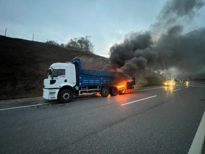 Kamyon alevlere teslim oldu