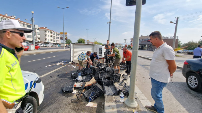 Kamyonet çok yüklenince kavşağı dönemedi