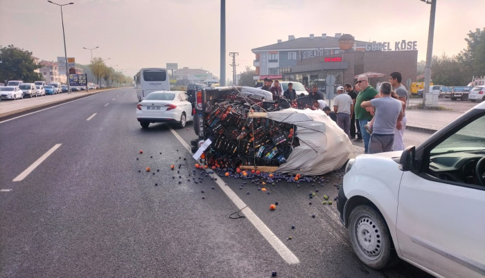 Kamyonet çok yüklenince kavşağı dönemedi