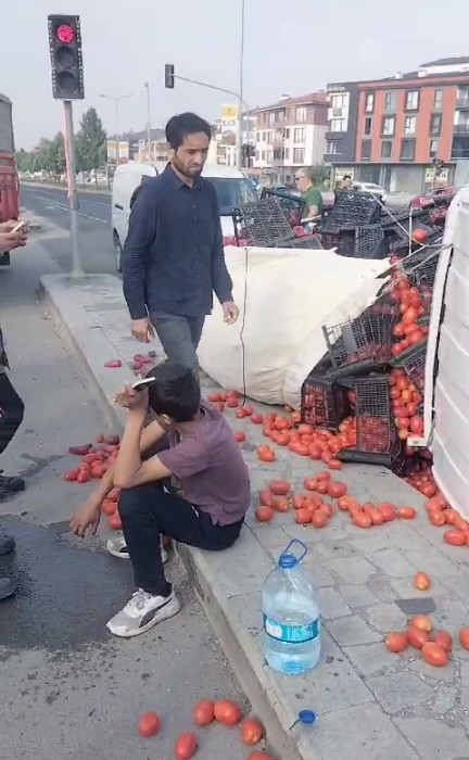 Kamyonet çok yüklenince kavşağı dönemedi